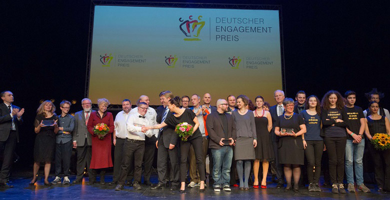 Alle Preisträger des Deutschen Engagementpreises 2015 auf der Bühne