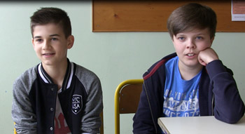 Zwei Jungen in einer französischen Schule