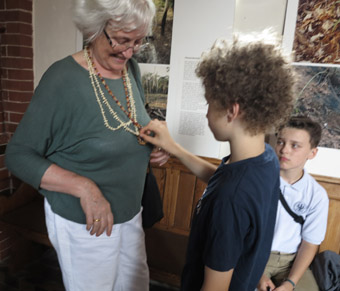 À l'exposition sur l'Amazonie. Clarita Müller-Plantenberg porte un collier qui vient d'Amazonie