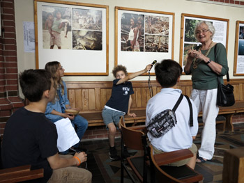 Visite guidée de l'exposition "L'Amazonie. Un paysage culturel indien" faite par Clarita Müller-Plantenberg avec jeunes reporters du Grand méchant loup