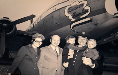 Zdjęcie rodzinne pod rodzynkowym bombowcem na lotnisku Tempelhof