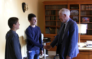 Deux jeunes avec Francis Monchet, maire de Selles-sur-Cher
