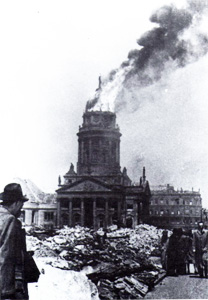 La cathédrale française de Berlin en flamme