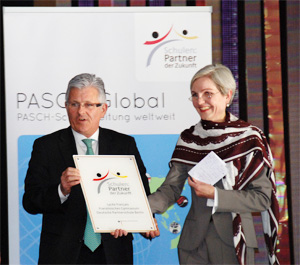 Ilka Steinke bei der Verleihung der PASCH-Plakette durch das Auswärtige Amt