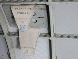 Espace de stockage de parachute dans un avion ravitailleur