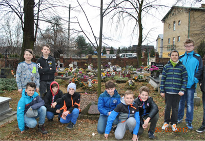 Grupa uczniów na cmentarzu