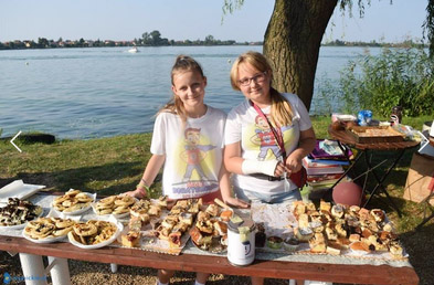 Deux Petits héros de Legnica vendent des gâteaux pour récolter des dons