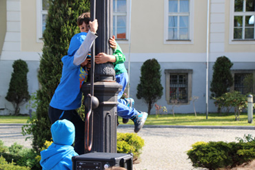 Des enfants jouant dans la cour du château de Krzyżowa