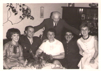 Französische Soldaten bei einer Berliner Familie 1963