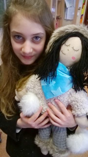 Schülerin mit Puppe