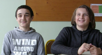 zwei Jungen in einer französischen Schule