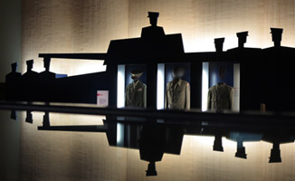 Statues de soldats se reflétant dans une vitrine en verre