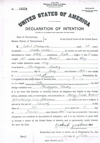 Er ist der Vater meiner Uroma Helena. Im August 1888 wird er in Łańcut geboren, eine Kleinstadt im Südosten Polens, die damals Teil des Österreichisch-Ungarischen Reiches war. 1905 wandert er in die USA aus. 1908 wird er amerikanischer Staatsbürger.
Hier ist das Dokument des Erwerbs der amerikanischen Staatsangehörigkeit von Jakub Grabowiec -> Dokument des Erwerbs der amerikanischen Staatsangehörigkeit