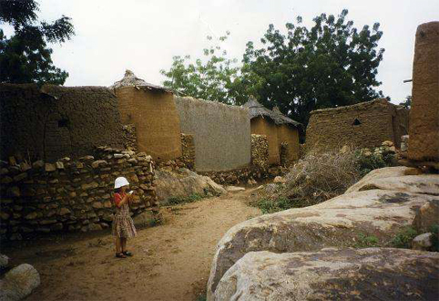 Das Dorf mit den Felsen, den Häusern und den Speichern