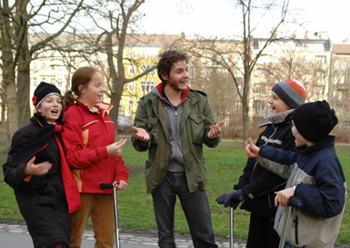 Daniel Brhl von den Kinderreportern umgeben
