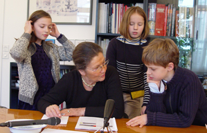 Foto der Kinderreporter im Interview mit der französischen Politikerin Simone Veil