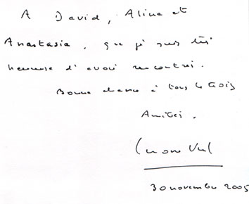 Widmung französische Politikerin Simone Veil - Für David, Alina und Anastasia, ich bin sehr glücklich darüber, euch getroffen zu haben. Viel Glück und alles Gute für alle drei. In Freundschaft, Simone Veil, 30. November 2005 