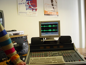Matériel d'enregistrement et de travail du son avec des logiciels spéciaux dans le studio de rfi à Berlin
