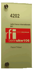 Logo rfi sur la porte du bureau de Pascal Thibaut.