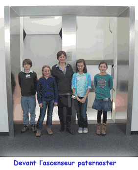 Andrea Huber, rdactrice de la page spciale pour la jeunesse du quotidien allemand Die Berliner Morgenpost avec les mchants loups devant l'ascenseur paternaster.