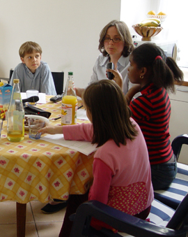 Blandine Milcent avec les jeunes journalistes du Grand mchant loup