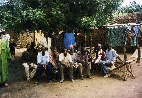 Bild von dem Platz mit den Dorfältesten